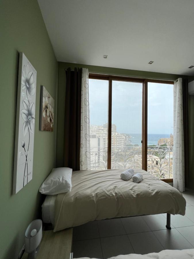 Entire Luxury Sliema Townhouse Steps From Beach Bagian luar foto