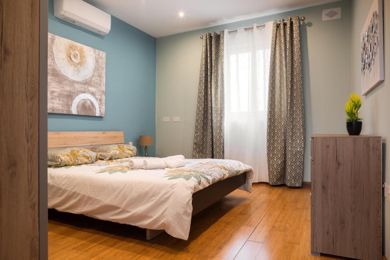 Entire Luxury Sliema Townhouse Steps From Beach Bagian luar foto
