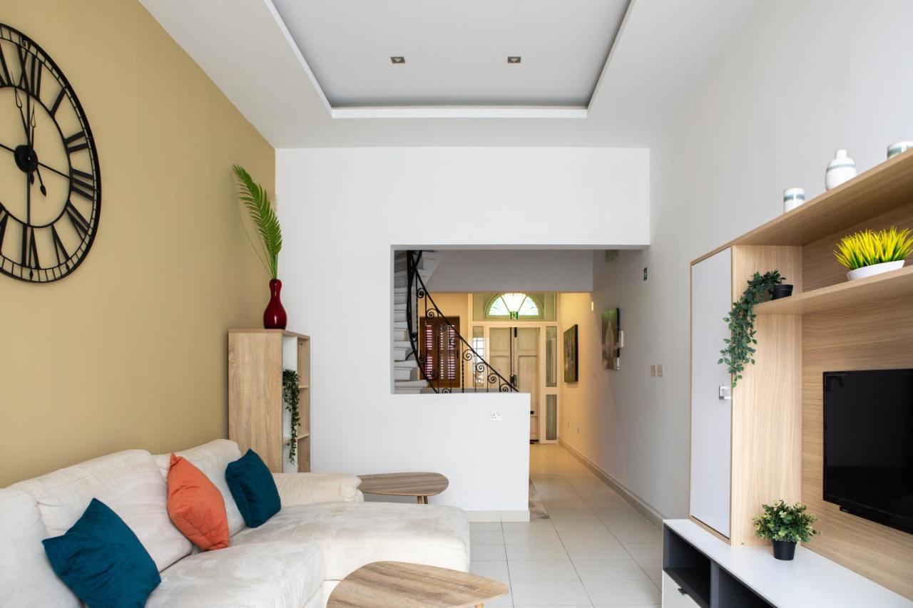 Entire Luxury Sliema Townhouse Steps From Beach Bagian luar foto
