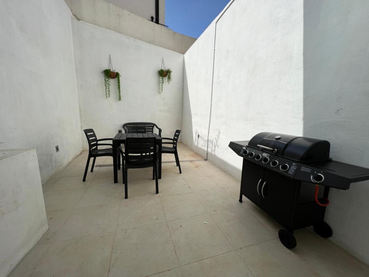 Entire Luxury Sliema Townhouse Steps From Beach Bagian luar foto