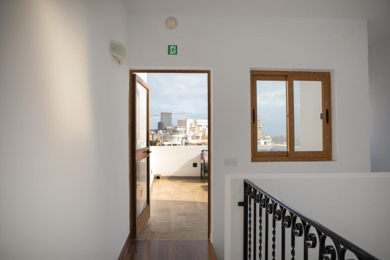Entire Luxury Sliema Townhouse Steps From Beach Bagian luar foto