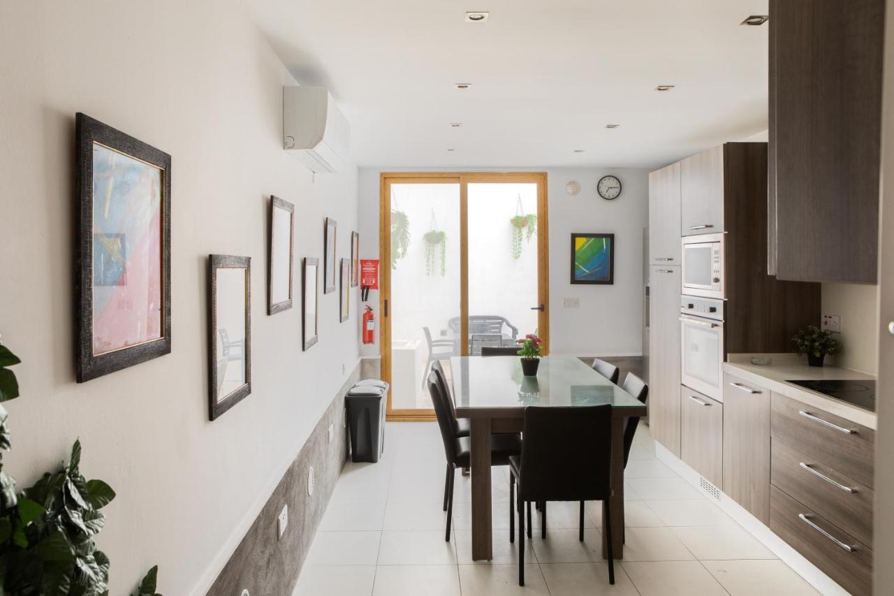 Entire Luxury Sliema Townhouse Steps From Beach Bagian luar foto
