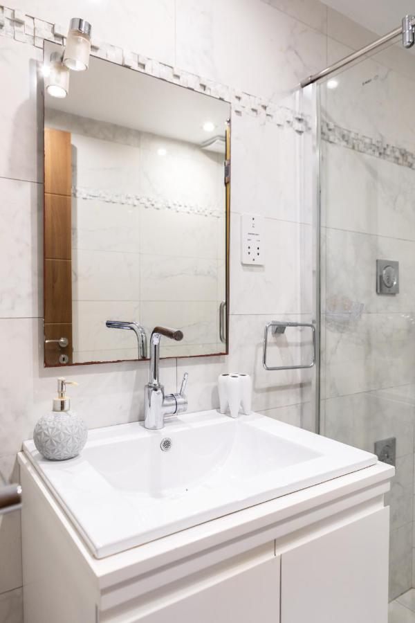 Entire Luxury Sliema Townhouse Steps From Beach Bagian luar foto