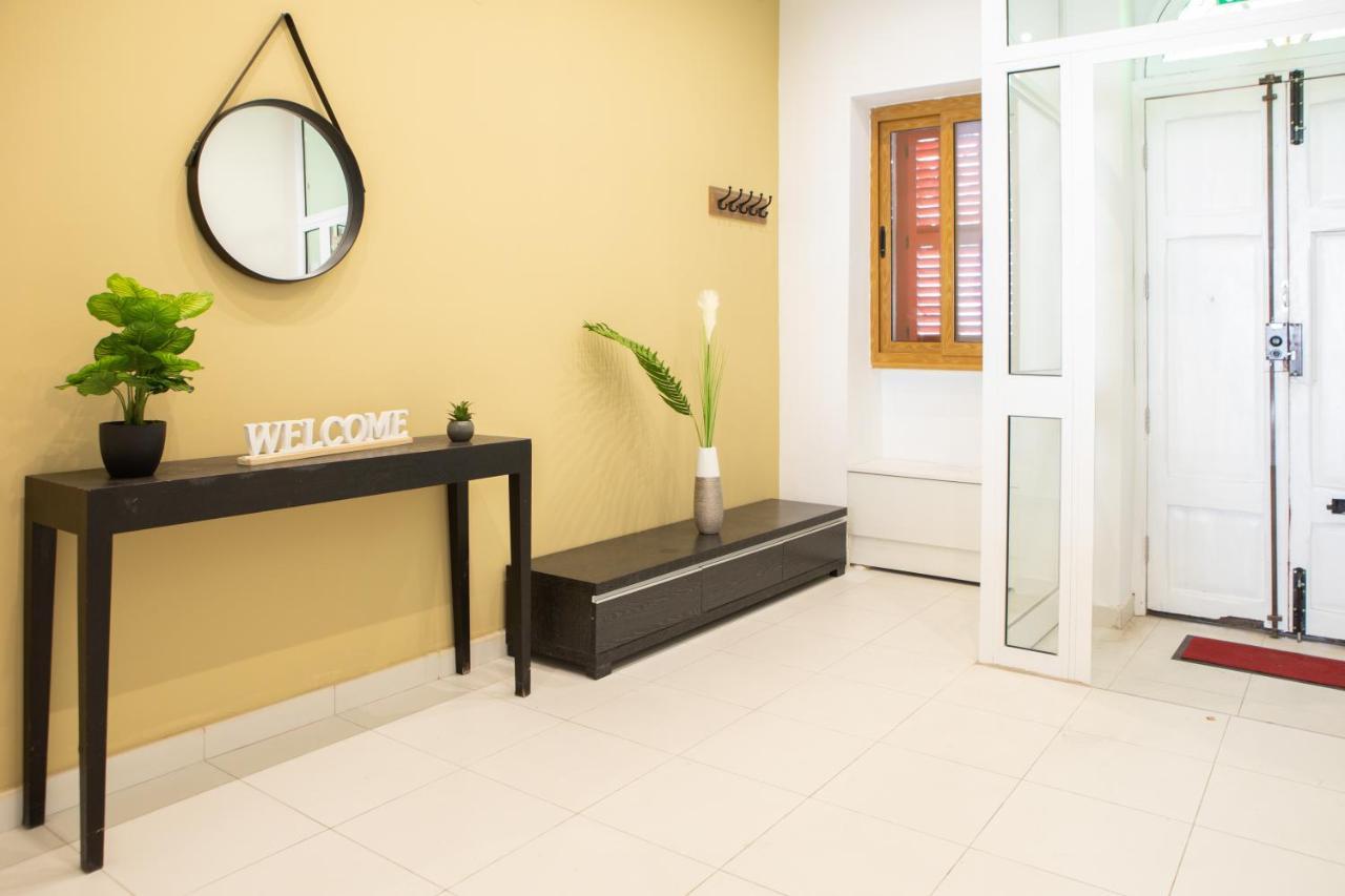 Entire Luxury Sliema Townhouse Steps From Beach Bagian luar foto